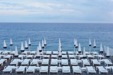 Sahil üzerinde plaj şemsiye