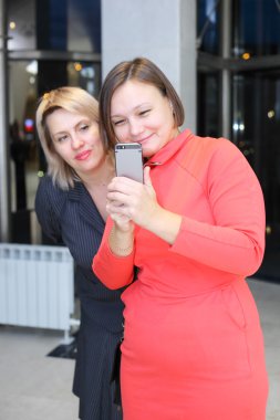 hareket eden telefon arayan kadınlar