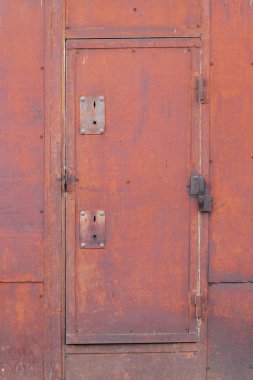 Kırmızı garaj kapısı