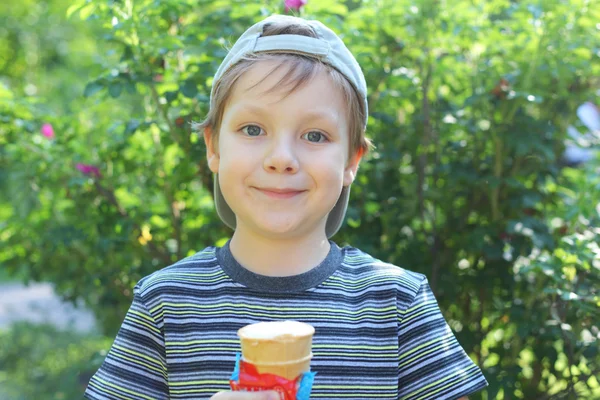 Jongen met een ijsje — Stockfoto