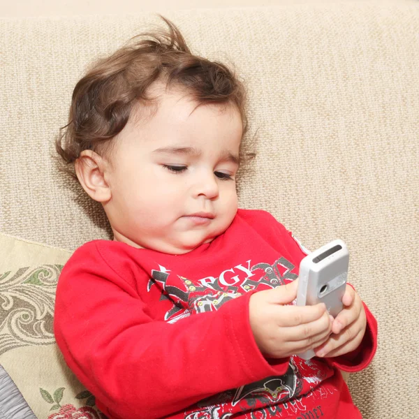 Niño pequeño con teléfono móvil — Foto de Stock