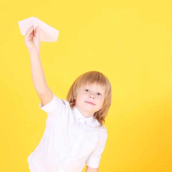 Jongen spelen met vliegtuig — Stockfoto