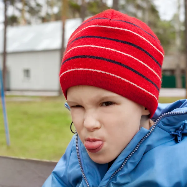 Chlapec s vyplazeným jazykem jeho — Stock fotografie