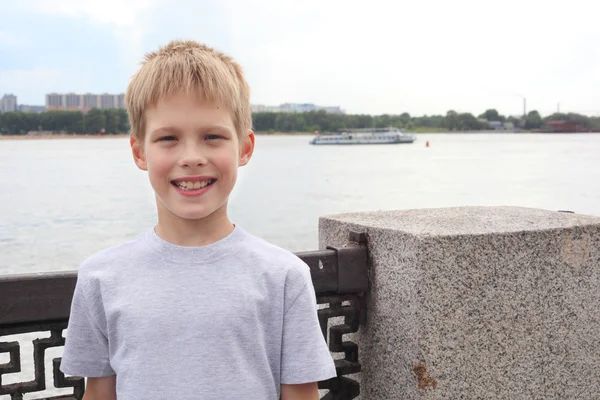 Weinig schattige jongen op kade — Stockfoto