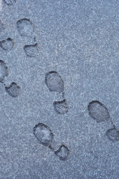 Fußabdrücke auf Marmor — Stockfoto