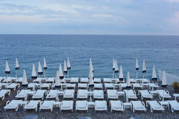 Strand parasols op zee — Stockfoto