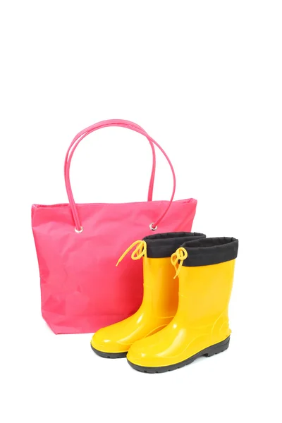 Torba na różowy i żółty gumowe buty — Zdjęcie stockowe