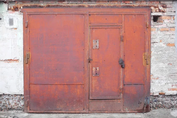 Červená brána s visacím zámkem — Stock fotografie