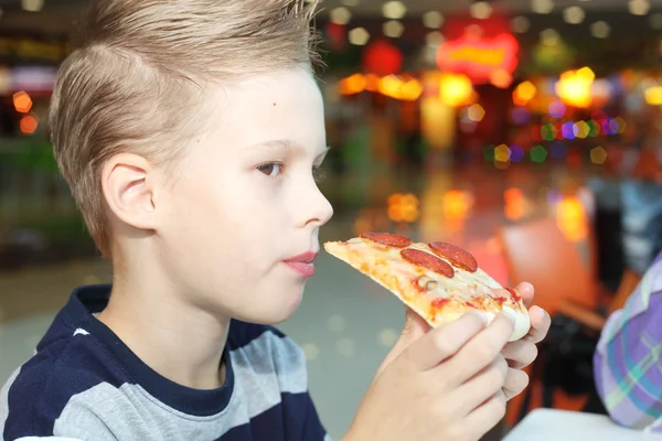 Liten pojke med pizza — Stockfoto