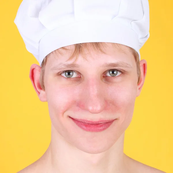 Молодий чоловік у кулінарній шапці — стокове фото