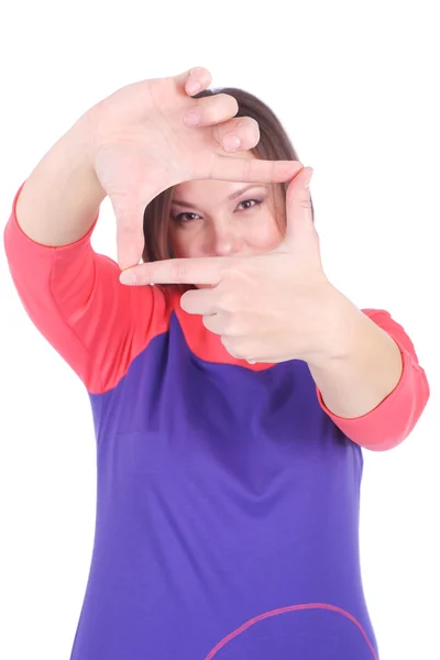 Vrouw die door haar vingers kijkt — Stockfoto