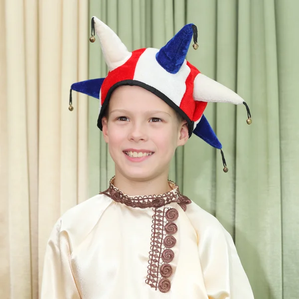 Junge spielt Rolle der Skomorokh — Stockfoto
