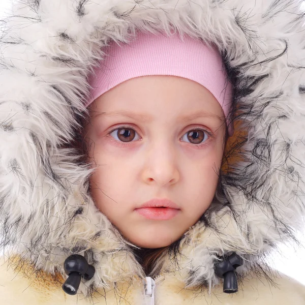 Meisje in winter bontjas — Stockfoto