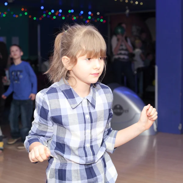 Kislány bowling játék — Stock Fotó