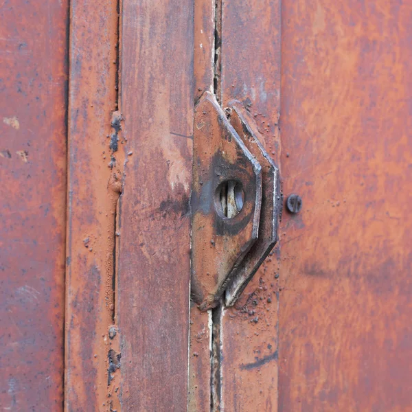 Петлі металевих дверей — стокове фото