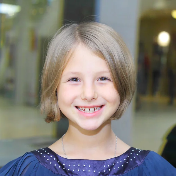 Bonito muito sorridente menina — Fotografia de Stock