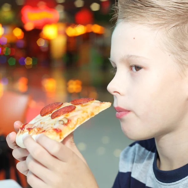 Malý chlapec s pizzou — Stock fotografie