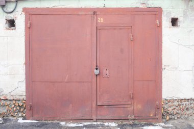 Kırmızı garaj kapısı