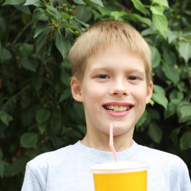 küçük çocuk muzlu süt içme