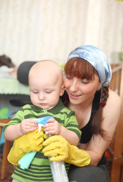 Dítě pomáhá jeho matka k čištění — Stock fotografie