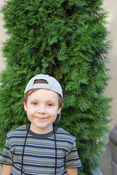 Vrij kleine lachende jongen — Stockfoto