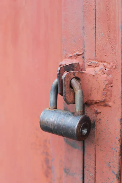 กุญแจที่ประตูโรงรถ — ภาพถ่ายสต็อก