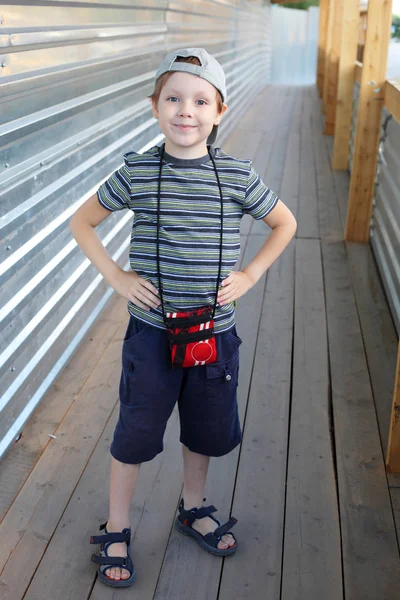 Lindo niño caminando — Foto de Stock