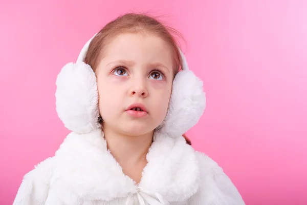 Criança vestindo earmuffs de pele — Fotografia de Stock