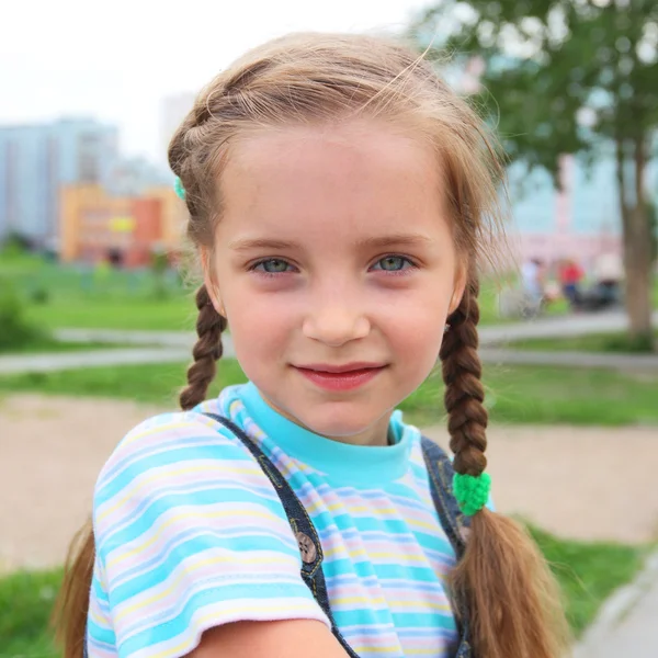 Sevimli küçük kız açık havada — Stok fotoğraf