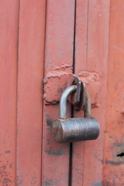 Garaj kapısı asma kilit