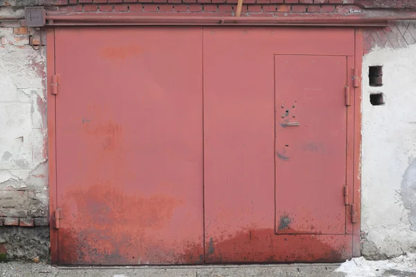 Czerwony garaż brama — Zdjęcie stockowe
