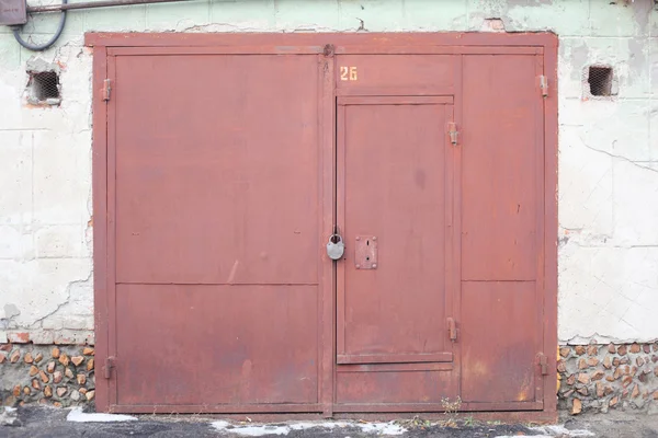 Puerta de garaje roja — Foto de Stock