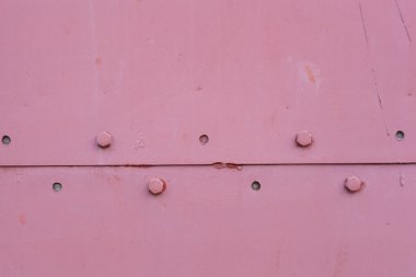 Duvarda metal perçin