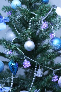 baubles Noel ağacı üzerinde