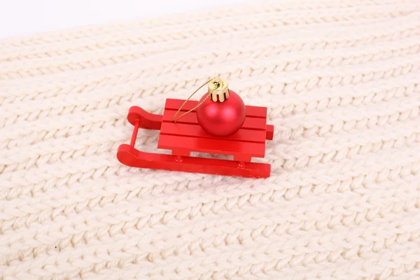 Weihnachtssouvenir aus rotem Holzschlitten — Stockfoto
