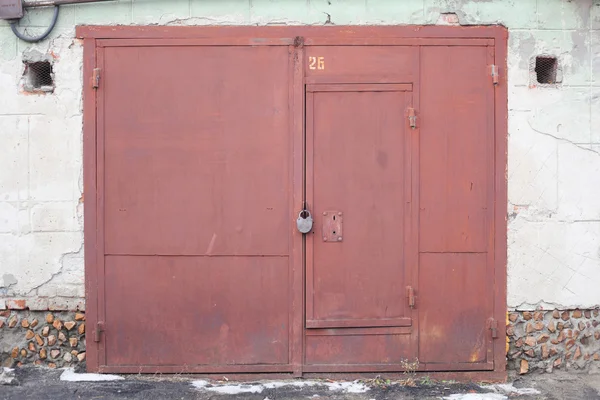 Garážová vrata s visacím zámkem — Stock fotografie
