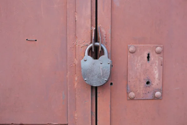 Padlock op garage gate — Stockfoto