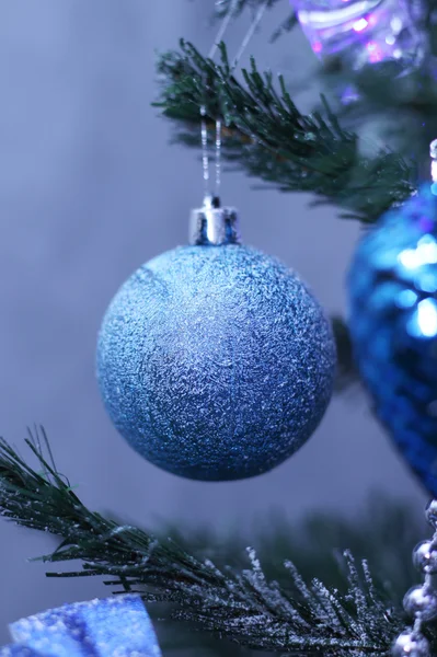 Голубая безделушка на рождественской елке — стоковое фото