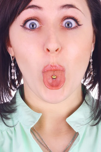 Tjej visar tunga piercing — Stockfoto