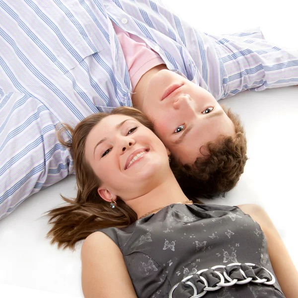 年轻快乐的美丽夫妇躺 — 图库照片