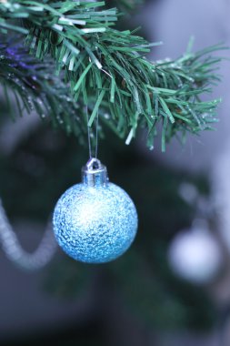 Noel ağacı üzerinde mavi önemsiz şey