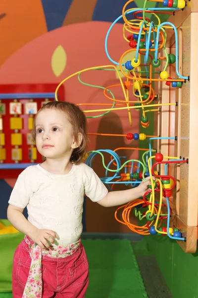 Kleines Mädchen auf Spielplatz — Stockfoto