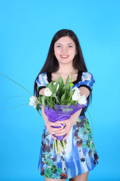 Mooi meisje met bloemen — Stockfoto