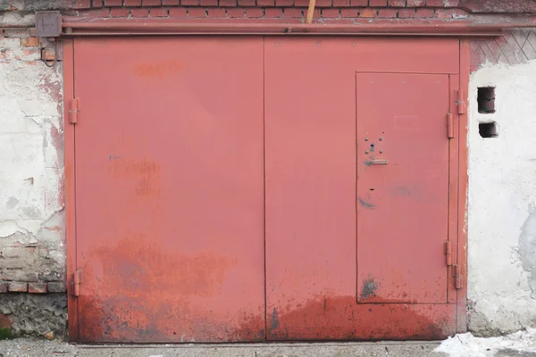 Rode garage poort — Stockfoto