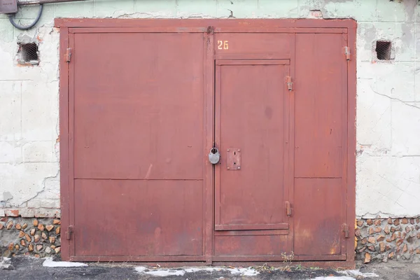 Červený garážová vrata — Stock fotografie
