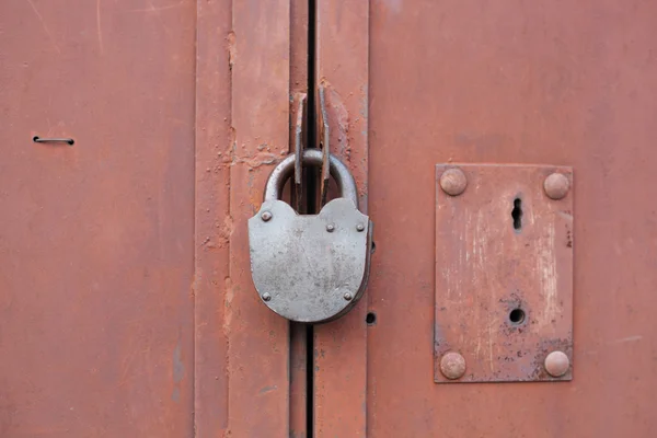 Padlock op garage gate — Stockfoto