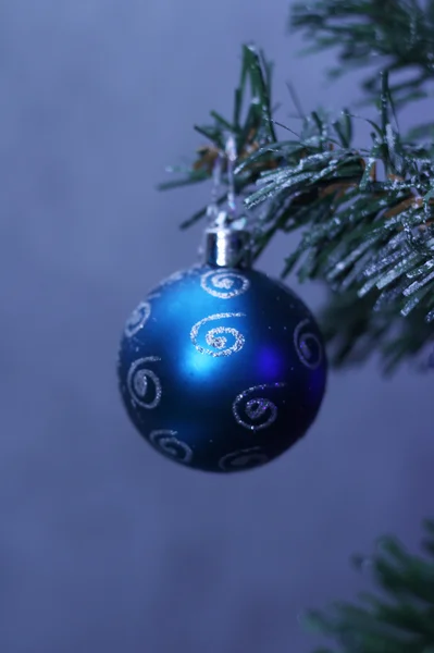 Bauble azul na árvore de Natal — Fotografia de Stock