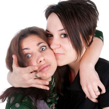 genç güzel kızları kucaklayan