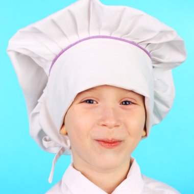 aşçı olarak giyinmiş çocuk