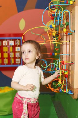 Çocuk parkındaki küçük kız